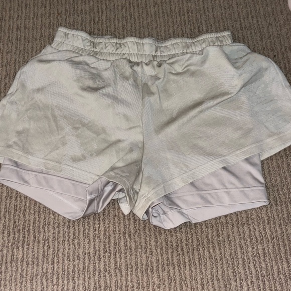 Gymshark Pants - Neutral gymshark shorts